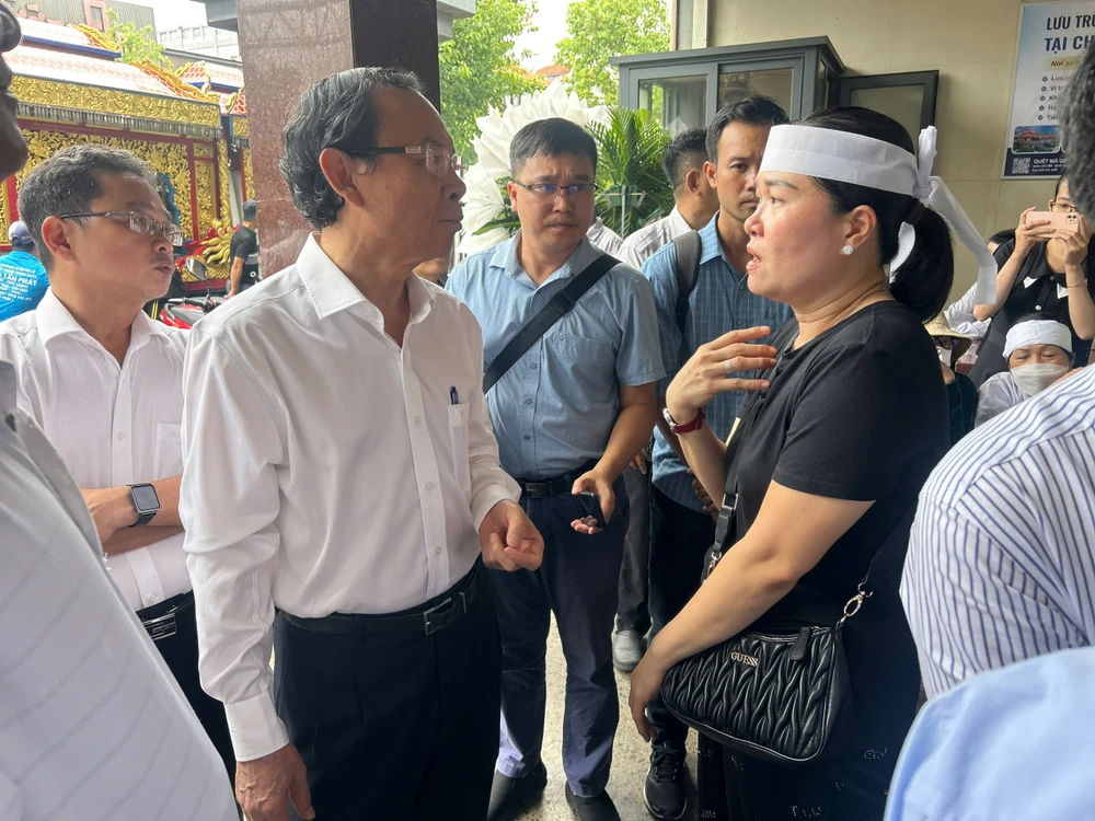 Bí thư Thành ủy TP.HCM viếng các nạn nhân vụ cháy cư xá Độc Lập