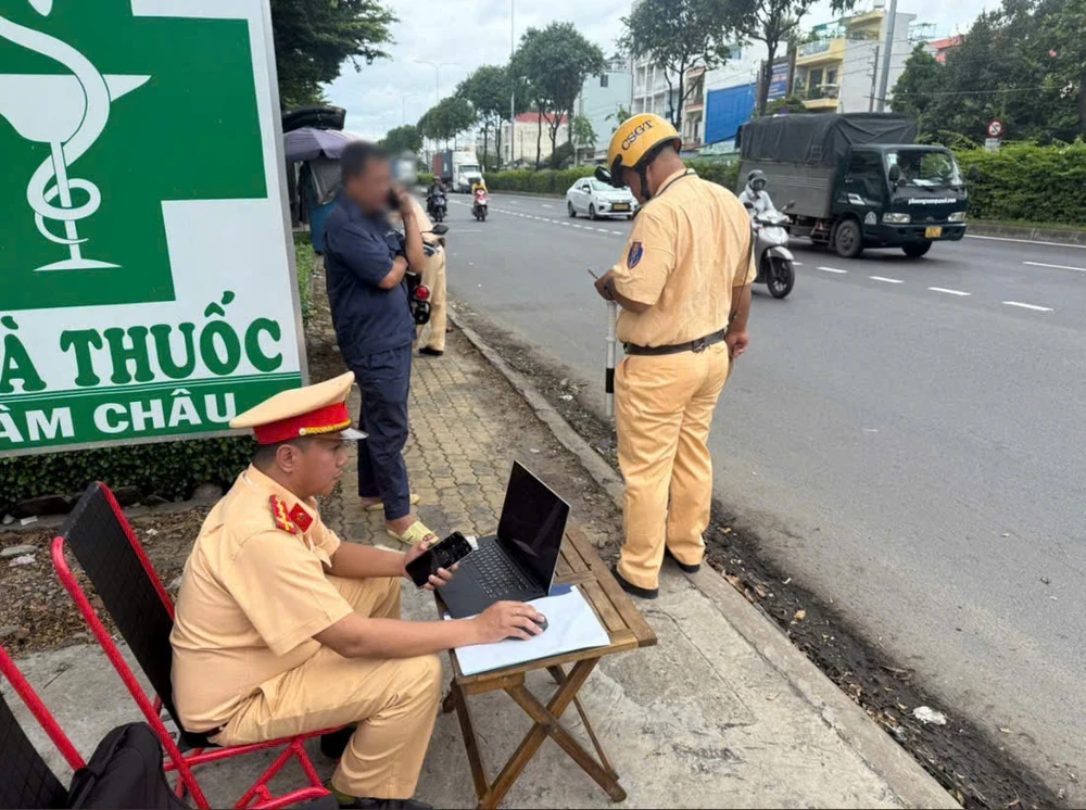 CSGT TP.HCM xử phạt hàng loạt xe khách, xe tải thông qua camera hành trình