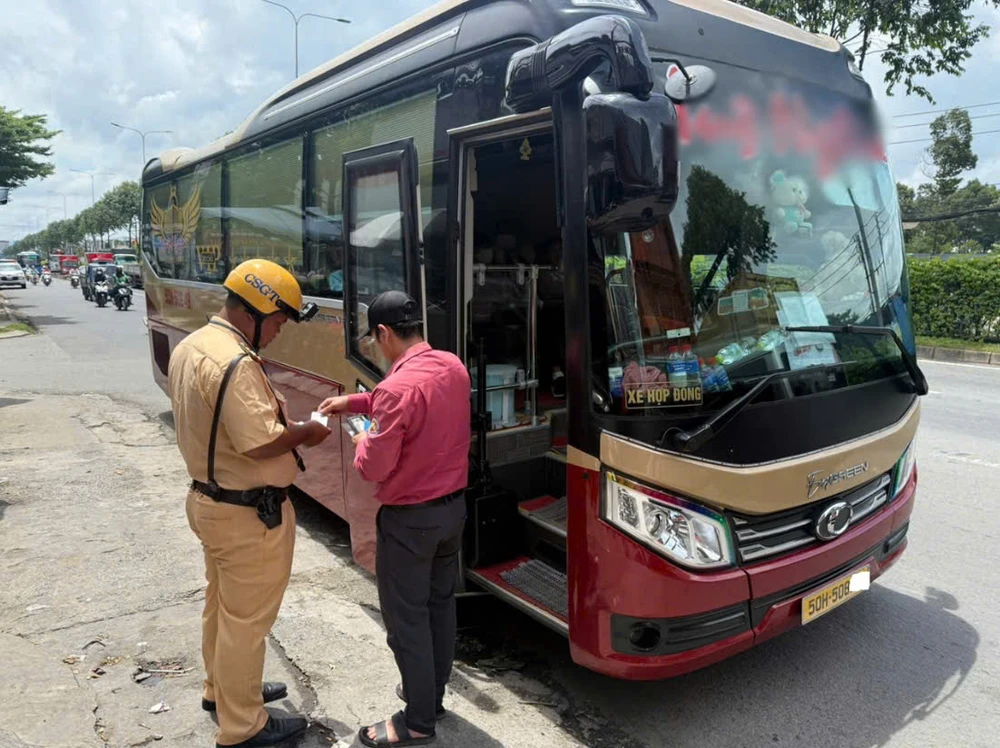 csgt-tp-hcm-xu-phat-hang-loat-xe-khach-xe-tai-thong-qua-camera-hanh-trinh (2).jpg