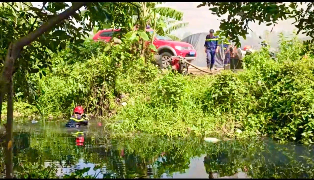 chay-lon-tai-bai-phe-lieu-o-tp-hcm-canh-sat-ngam-minh-duoi-kenh-dap-lua (1).jpg