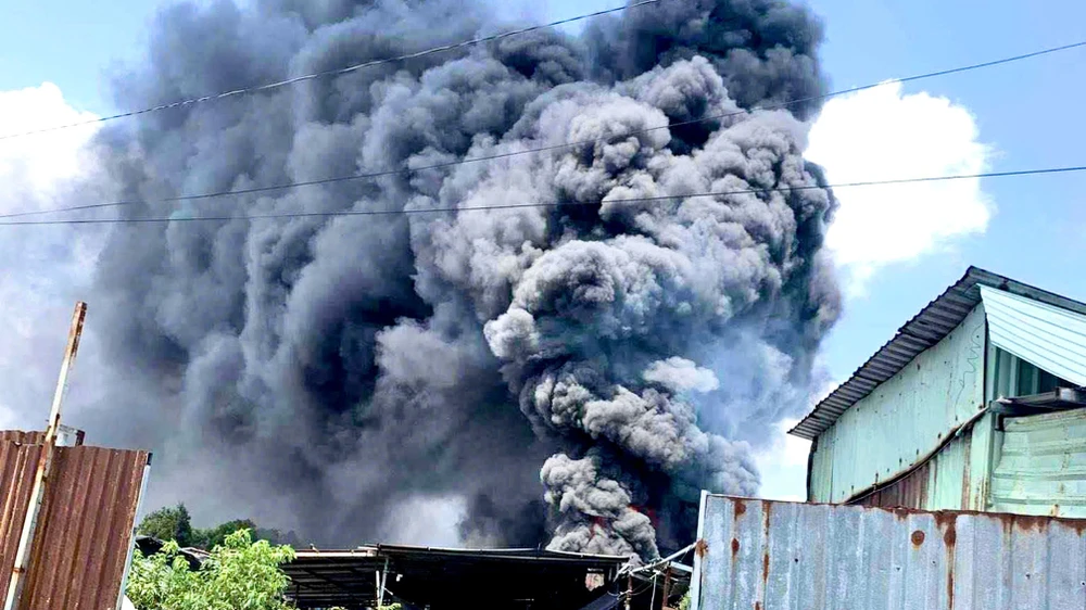 Cháy lớn tại bãi phế liệu ở TP.HCM, Cảnh sát ngâm mình dưới kênh dập lửa