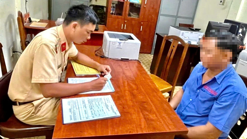 CSGT xử phạt tài xế xe buýt dừng đón khách giữa đường ở TP.HCM