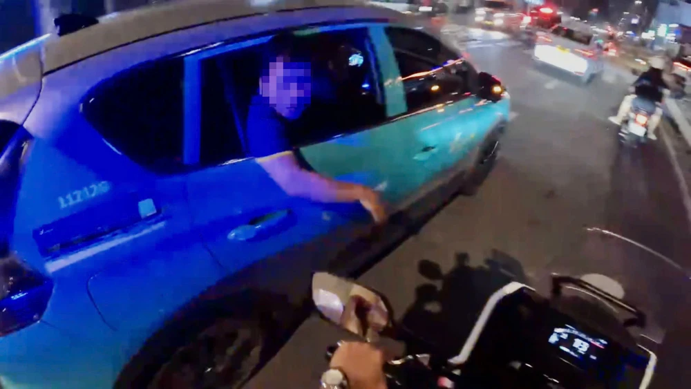 Video CSGT hỗ trợ sản phụ vỡ ối đến bệnh viện kịp thời