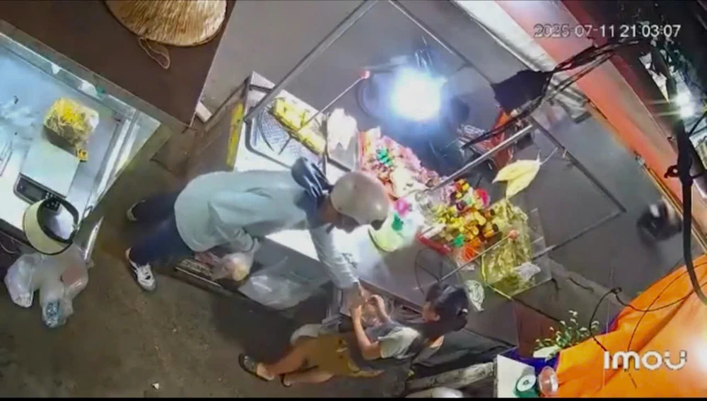 Bé gái 11 tuổi bị dàn cảnh lấy tiền khi bán hàng một mình