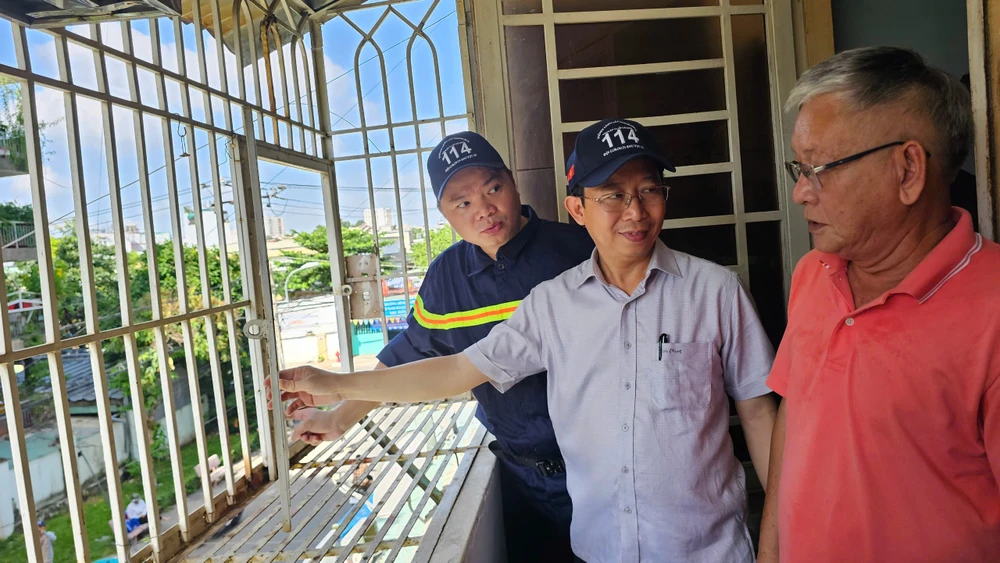 tp-hcm-thao-do-khung-sat-chuong-cop-mo-loi-thoat-hiem-thu-hai (15).jpg