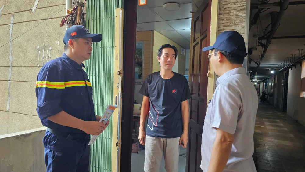 tp-hcm-thao-do-khung-sat-chuong-cop-mo-loi-thoat-hiem-thu-hai (17).jpg