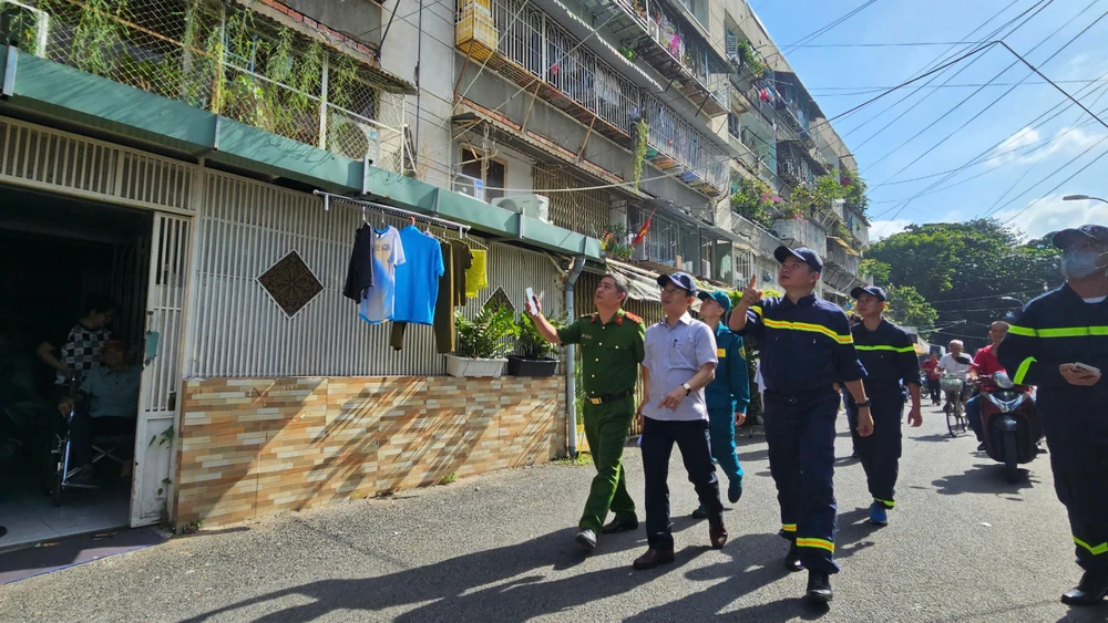 tp-hcm-thao-do-khung-sat-chuong-cop-mo-loi-thoat-hiem-thu-hai (8).jpg