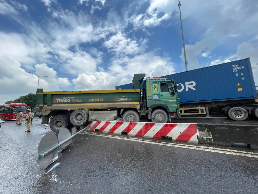 tp-hcm-xe-tai-va-xe-ben-lien-tiep-tong-vao-dai-phan-cach-tren-duong-do-muoi-giao-thong-un-u (1).jpg