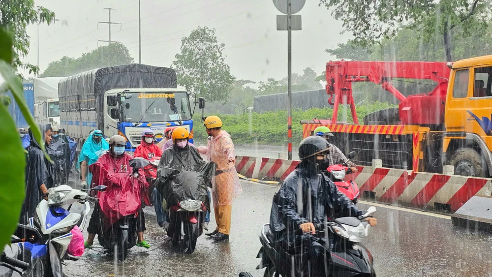 tp-hcm-xe-tai-va-xe-ben-lien-tiep-tong-vao-dai-phan-cach-tren-duong-do-muoi-giao-thong-un-u (2).jpg