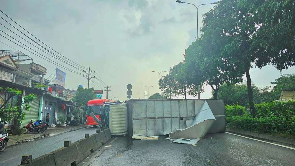 TP.HCM: Xe tải và xe ben liên tiếp tông vào dải phân cách trên đường Đỗ Mười, giao thông ùn ứ