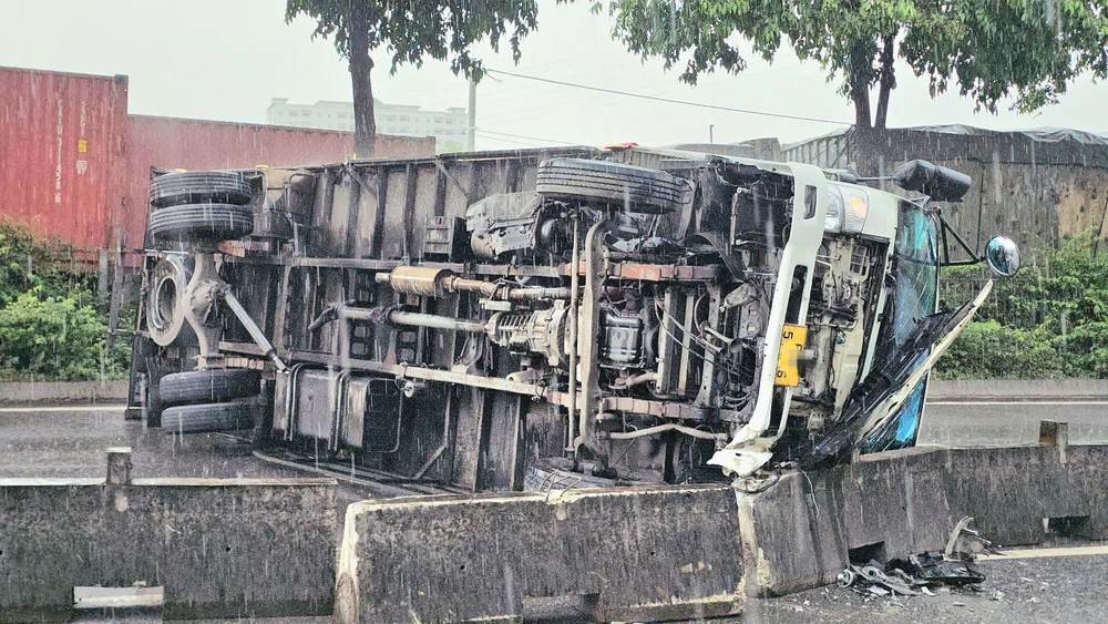 tp-hcm-xe-tai-va-xe-ben-lien-tiep-tong-vao-dai-phan-cach-tren-duong-do-muoi-giao-thong-un-u (4).jpg