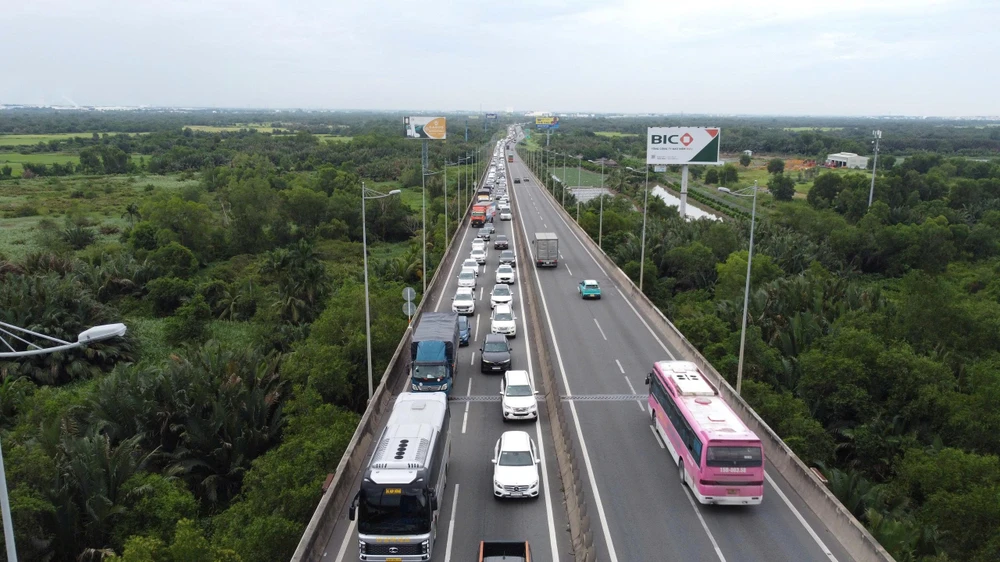 Nguyên nhân kẹt xe nghiêm trọng trên cao tốc TP.HCM - Long Thành – Dầu Giây