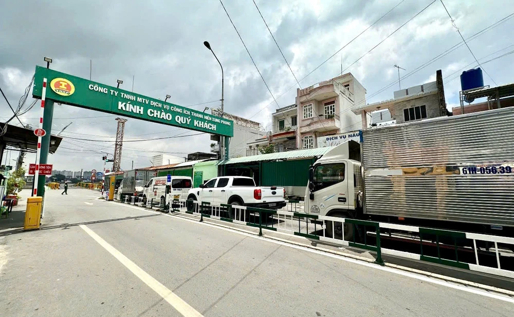 ne-ket-xe-cao-toc-tai-xe-do-ve-pha-cat-lai-van-khong-thoat-khoi-un-u (1).jpg