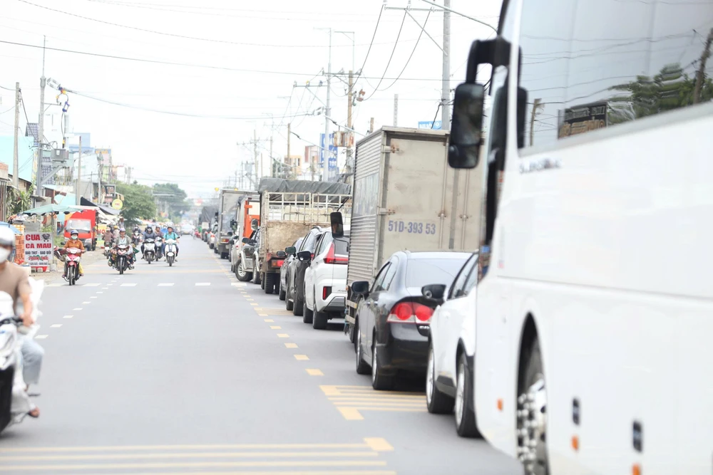 Né kẹt xe cao tốc, tài xế đổ về phà Cát Lái vẫn không thoát khỏi ùn ứ
