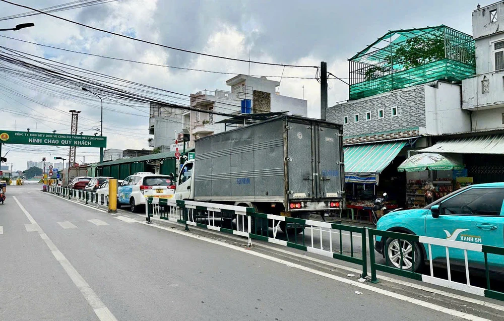 ne-ket-xe-cao-toc-tai-xe-do-ve-pha-cat-lai-van-khong-thoat-khoi-un-u (6).jpg