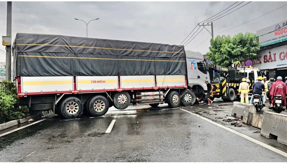 TP.HCM: Xe tải nặng tông dải phân cách, đường Lê Đức Anh kẹt cứng nhiều giờ