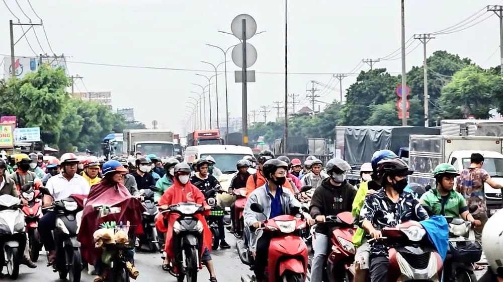 tp-hcm-xe-tai-nang-tong-dai-phan-cach-duong-le-duc-anh-ket-cung-nhieu-gio (3).jpg