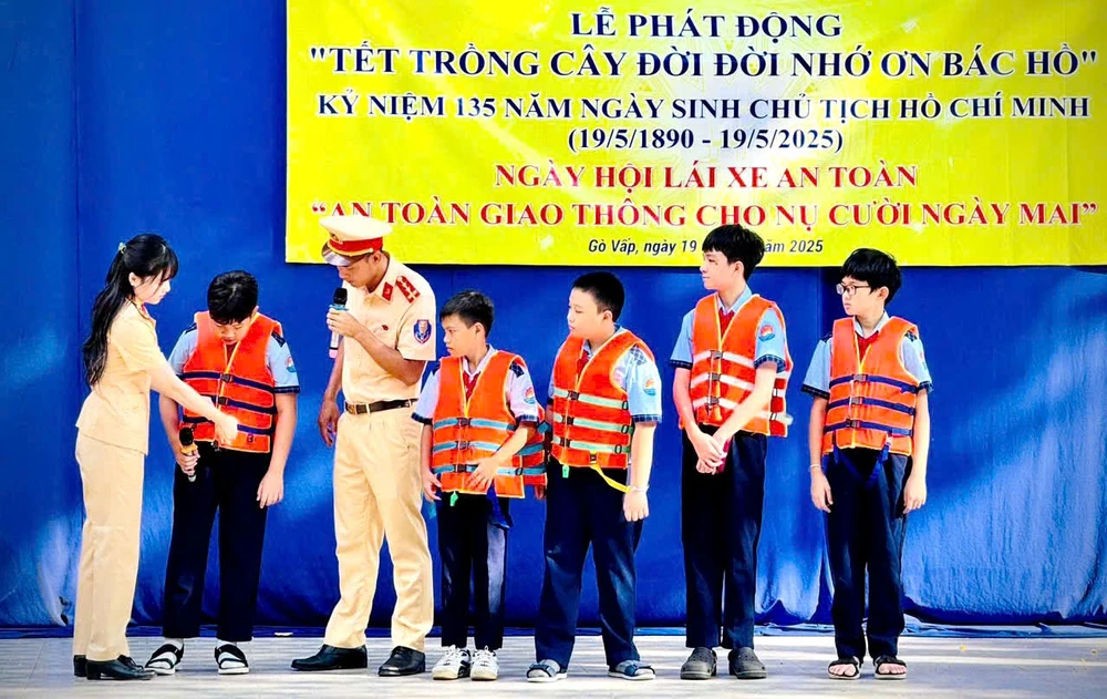 csgt-tp-hcm-ung-pho-mua-lon-phong-ngua-duoi-nuoc-tre-em (2).jpg