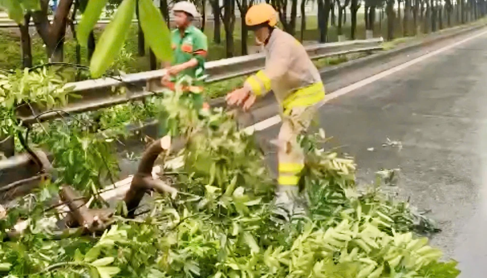 csgt-tp-hcm-ung-pho-mua-lon-phong-ngua-duoi-nuoc-tre-em (3).jpg