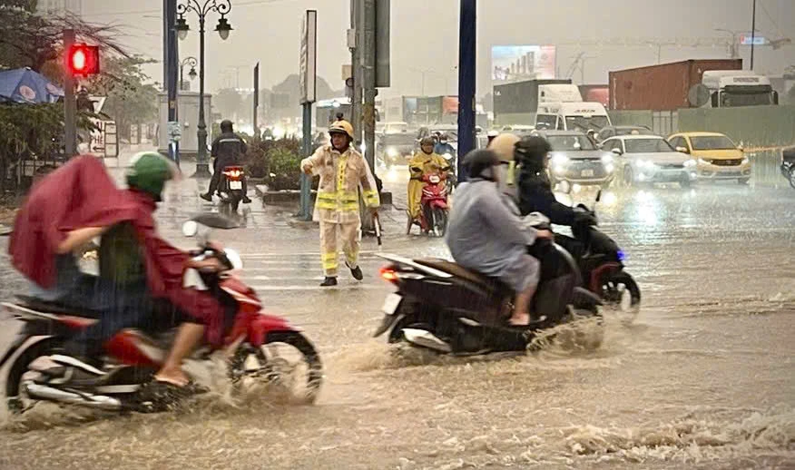 csgt-tp-hcm-ung-pho-mua-lon-phong-ngua-duoi-nuoc-tre-em (4).jpg