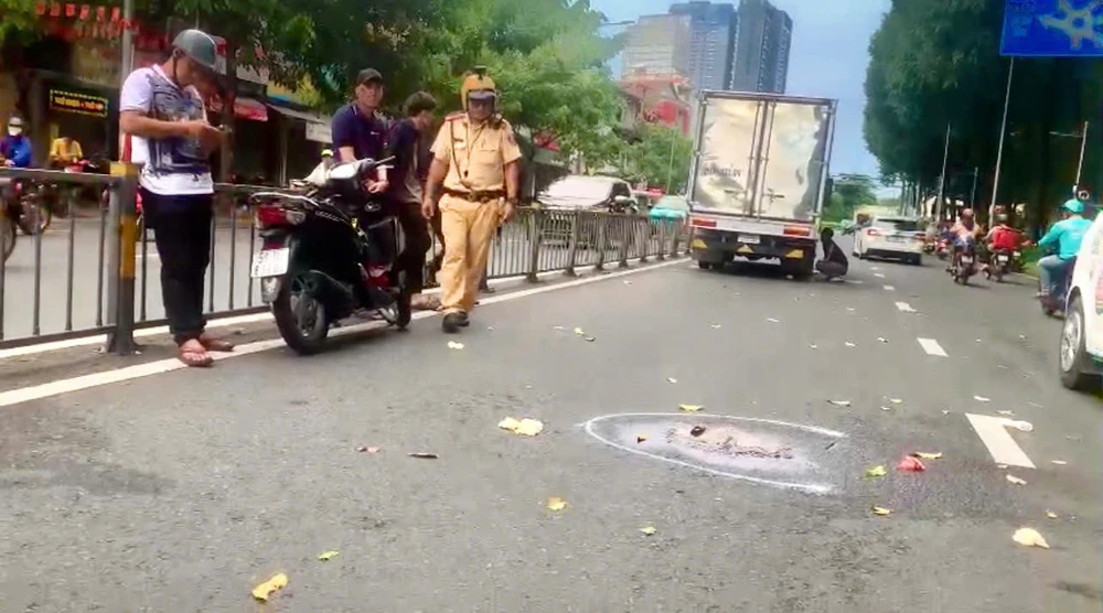 TP.HCM: Cô gái trẻ tử vong sau va chạm giữa xe tải và xe máy trên đường Lý Thái Tổ