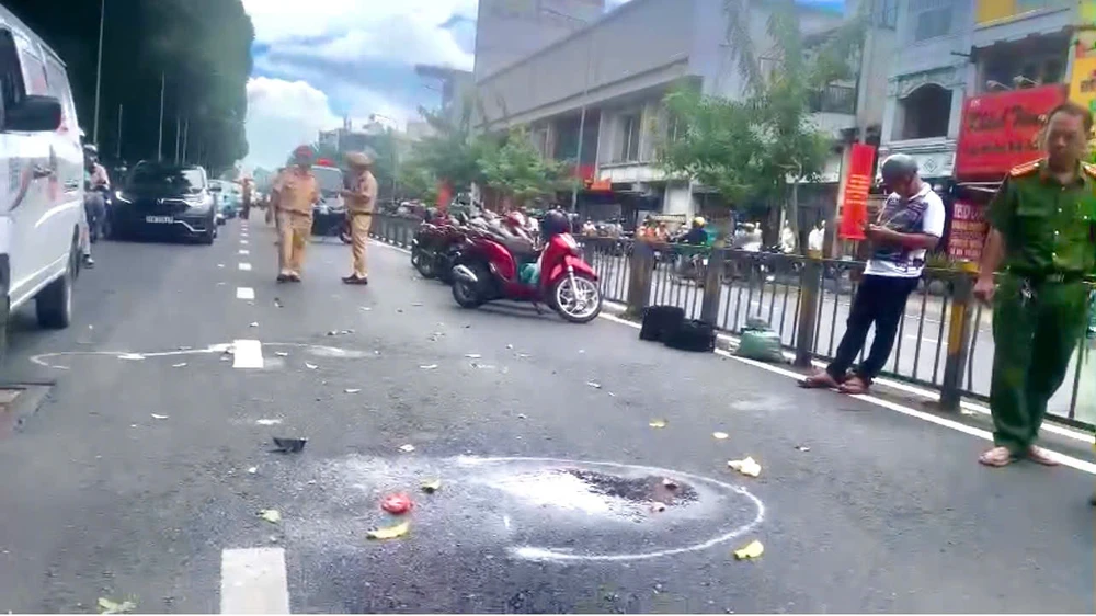 tp-hcm-co-gai-tre-tu-vong-sau-va-cham-giua-xe-tai-va-xe-may-tren-duong-ly-thai-to (2).jpg