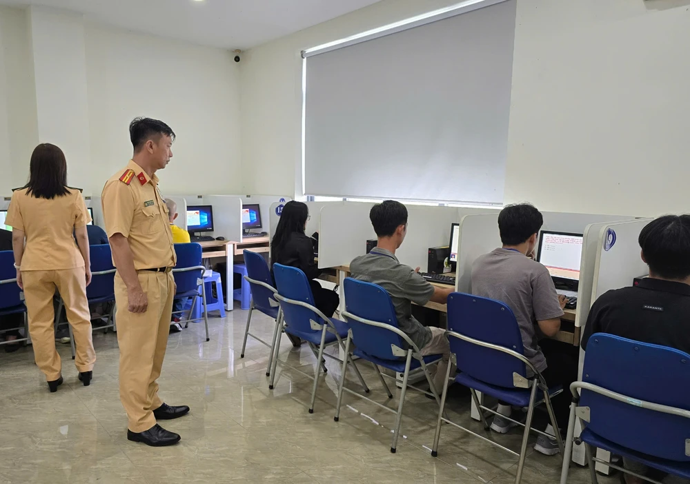 sat-hach-lai-xe-cuoi-tuan-o-tp-hcm-den-sang-suot-dem-csgt-lam-khong-nghi (1).jpg