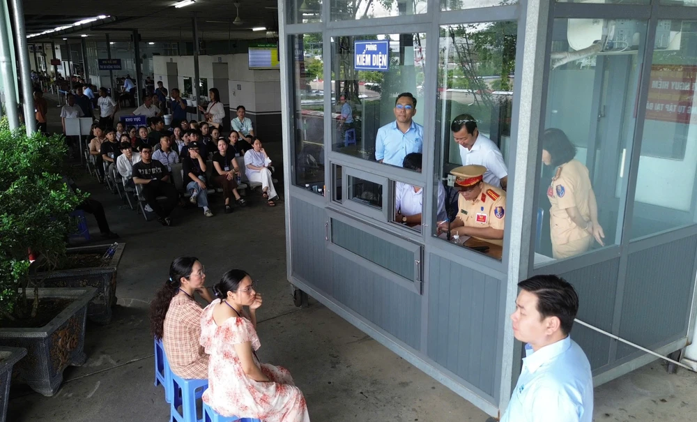 sat-hach-lai-xe-cuoi-tuan-o-tp-hcm-den-sang-suot-dem-csgt-lam-khong-nghi (2).jpg