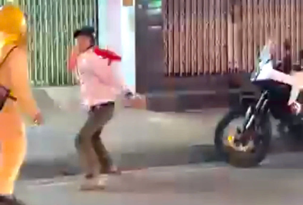 Công an xử lý nhóm người đàn ông cầm ghế tấn công CSGT khi bị đo nồng độ cồn