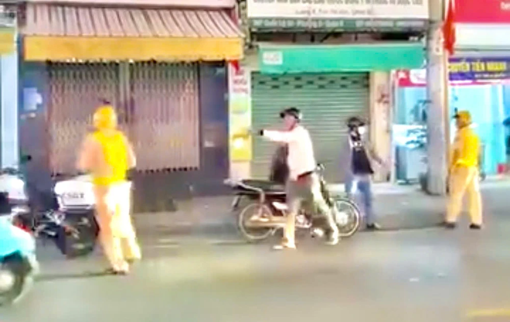 xac-minh-clip-nguoi-dan-ong-cam-ghe-tan-cong-csgt-dang-xu-ly-nong-do-con (2).jpg