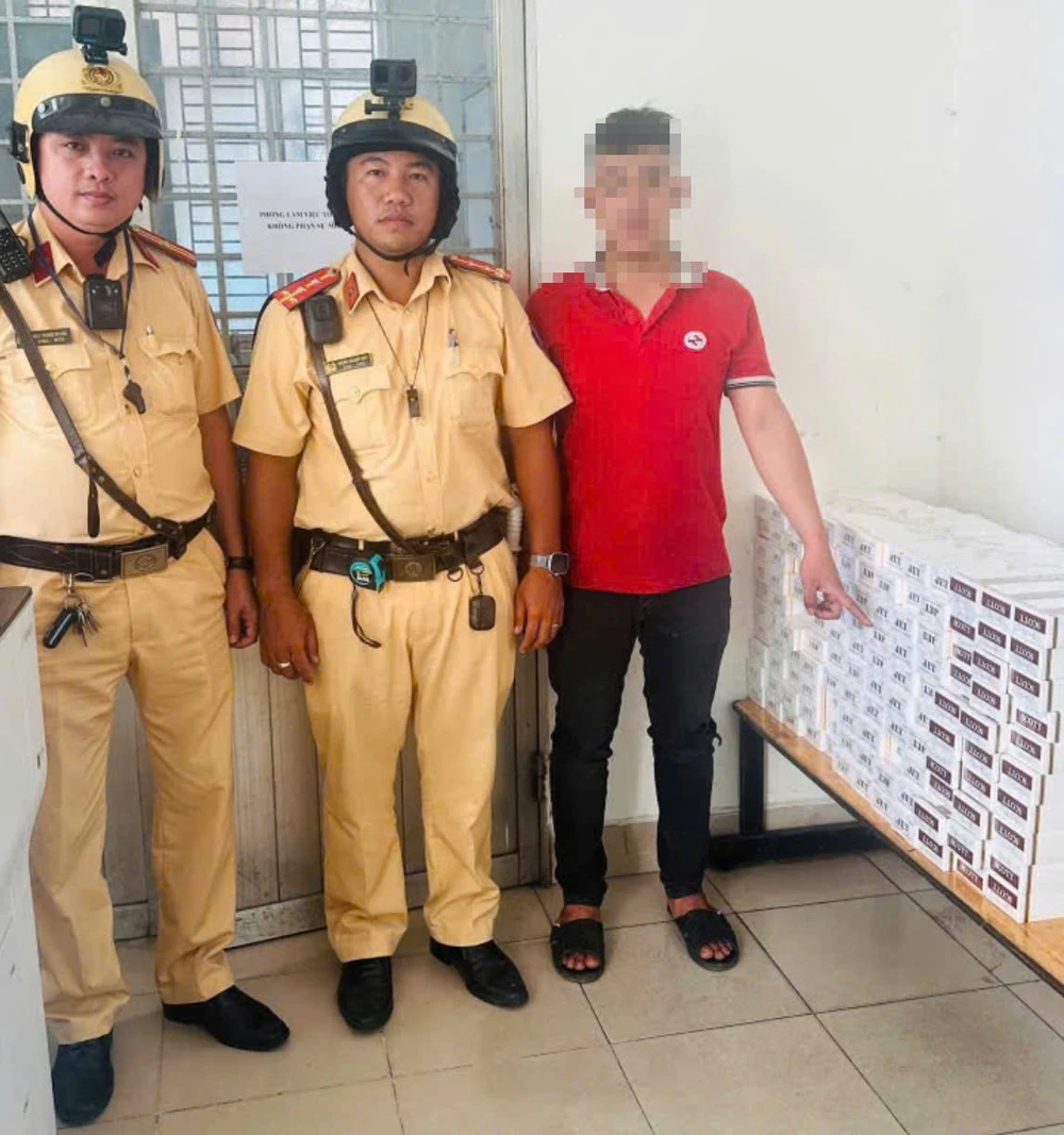 CSGT bắt quả tang nam thanh niên chở hơn 1.000 gói thuốc lá lậu trên đường Trần Văn Giàu
