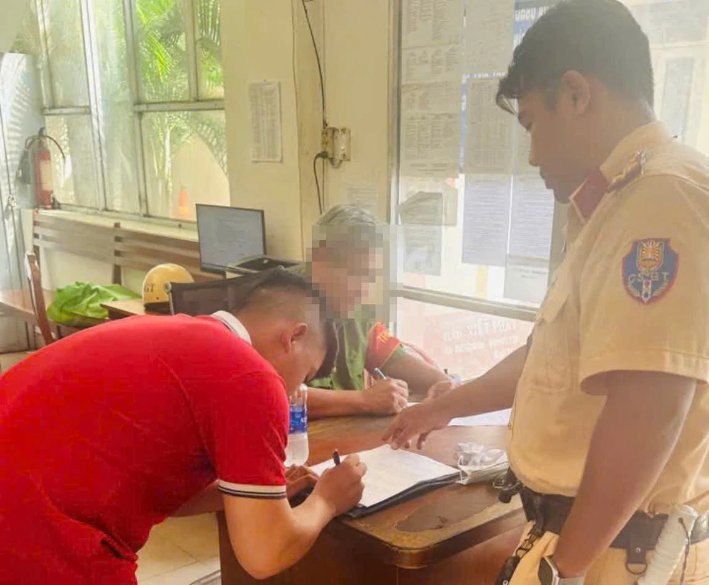 csgt-bat-qua-tang-nam-thanh-nien-cho-hon-1-000-goi-thuoc-la-lau-tren-duong-tran-van-giau (2).jpg