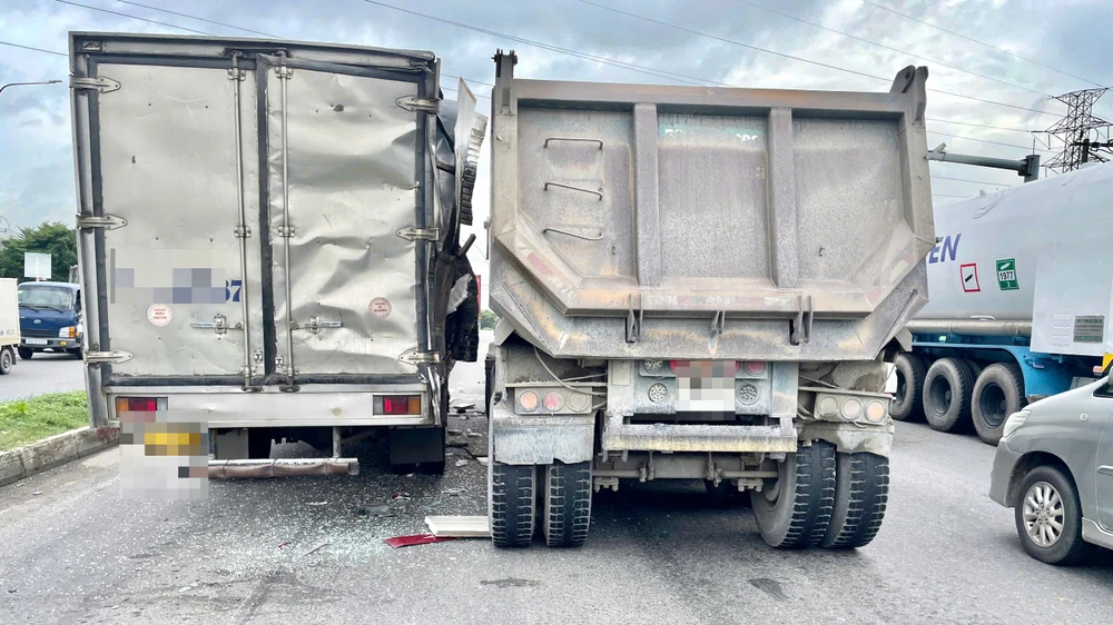 tai-nan-lien-hoan-tren-quoc-lo-1-giao-thong-un-u (2).jpg