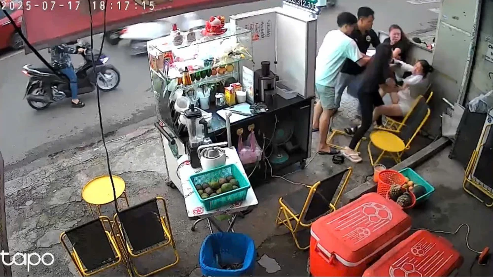 TP.HCM: Điều tra vụ người phụ nữ bị hành hung sau khi phản ánh quán ăn lấn chiếm vỉa hè trên đường Vườn Lài