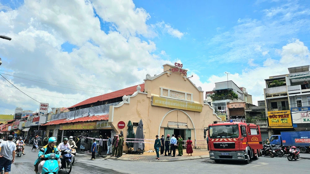 Cháy ki-ốt chợ Thủ Đức, nhiều tài sản bị thiêu rụi