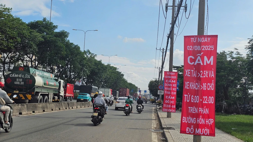 tp-hcm-don-tra-khach-sai-quy-dinh-hang-loat-xe-khach-bi-phat-tren-duong-do-muoi (1).jpg