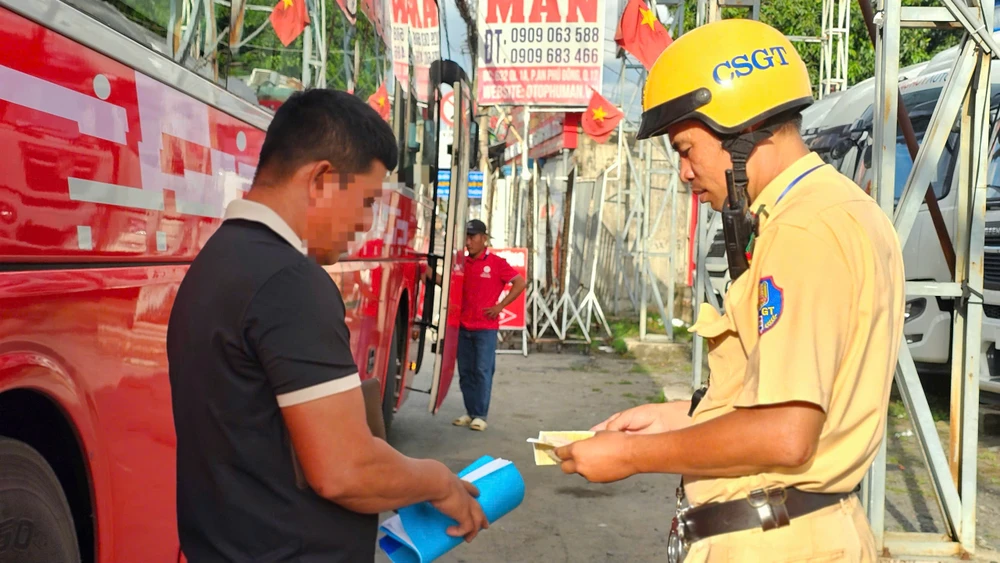 TP.HCM: Đón trả khách sai quy định, hàng loạt xe khách bị phạt trên đường Đỗ Mười