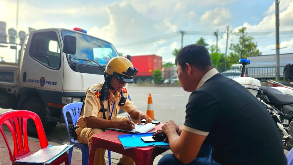 tp-hcm-don-tra-khach-sai-quy-dinh-hang-loat-xe-khach-bi-phat-tren-duong-do-muoi (3).jpg