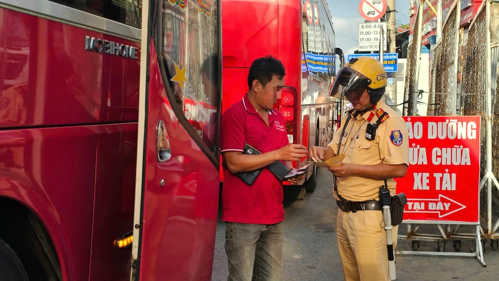tp-hcm-don-tra-khach-sai-quy-dinh-hang-loat-xe-khach-bi-phat-tren-duong-do-muoi (4).jpg