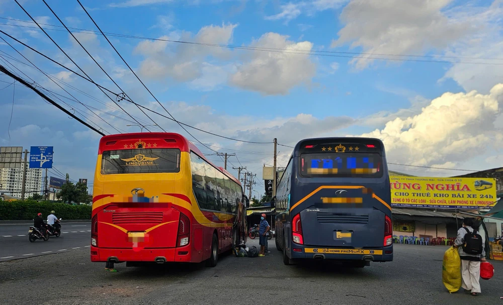 tp-hcm-don-tra-khach-sai-quy-dinh-hang-loat-xe-khach-bi-phat-tren-duong-do-muoi (6).jpg