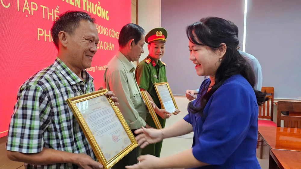 khen-thuong-tap-the-ca-nhan-tham-gia-chua-chay-ki-ot-cho-thu-duc (1).jpg