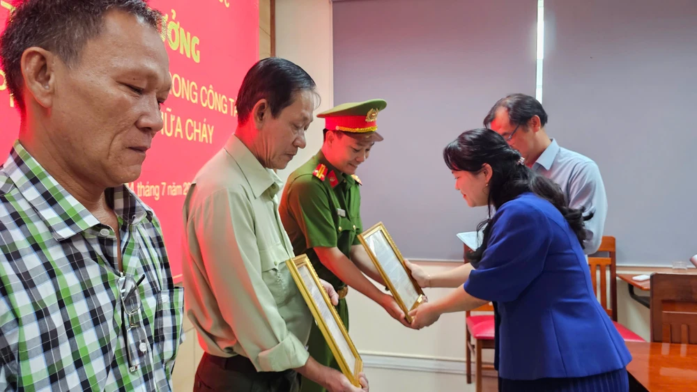 khen-thuong-tap-the-ca-nhan-tham-gia-chua-chay-ki-ot-cho-thu-duc (2).jpg