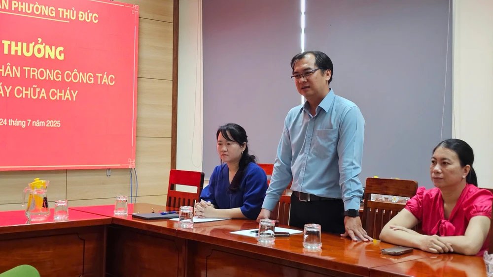 khen-thuong-tap-the-ca-nhan-tham-gia-chua-chay-ki-ot-cho-thu-duc (5).jpg