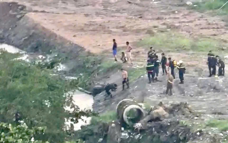 tp-hcm-canh-sat-lan-tim-nguoi-roi-xuong-cong-canh-ho-nuoc-ben-duong-nguyen-van-linh (1).jpg