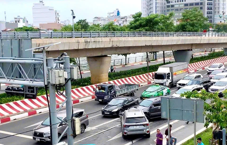 TP.HCM: Ô tô nổ lốp gây tai nạn liên hoàn làm nhiều ô tô hư hỏng trên đường Võ Văn Kiệt
