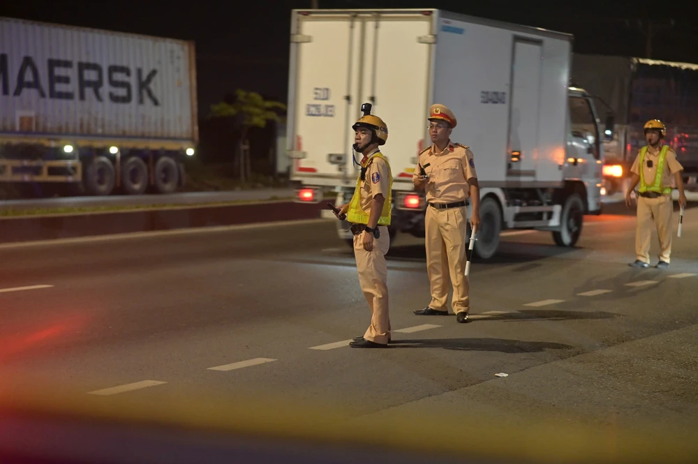 tp-hcm-tim-cho-di-ve-sinh-tai-xe-o-to-vuot-qua-36km-h-toc-do-toi-da-cho-phep-tren-duong-le-quang-dao (5).jpg