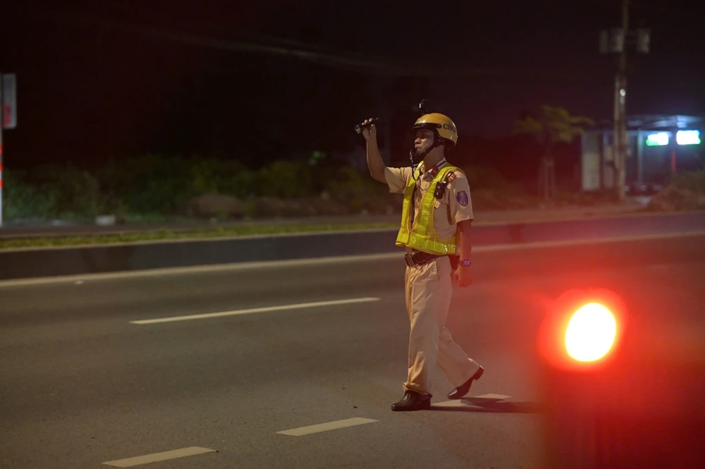 tp-hcm-tim-cho-di-ve-sinh-tai-xe-o-to-vuot-qua-36km-h-toc-do-toi-da-cho-phep-tren-duong-le-quang-dao (6).jpg