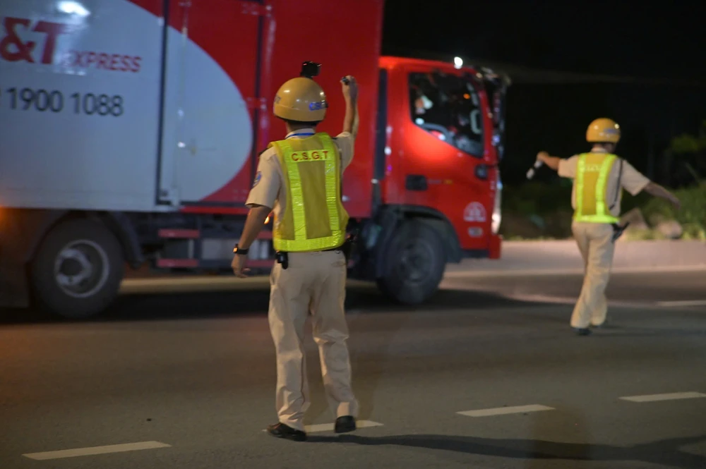 tp-hcm-tim-cho-di-ve-sinh-tai-xe-o-to-vuot-qua-36km-h-toc-do-toi-da-cho-phep-tren-duong-le-quang-dao (7).jpg