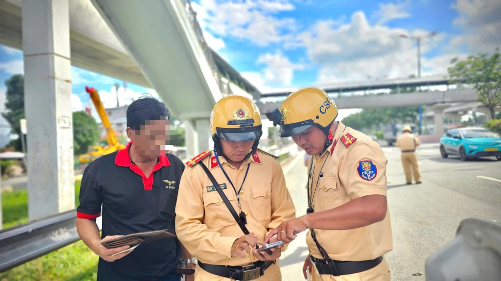 Giải pháp nào để hạn chế tai nạn giao thông từ điểm mù các xe lớn?