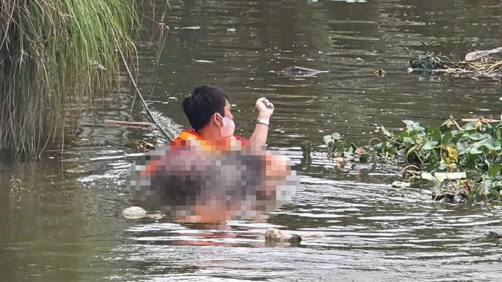 tp-hcm-tim-thay-thi-the-tai-xe-cong-nghe-bi-nuoc-cuon-vao-cong-ben-duong-nguyen-van-linh (1).jpg